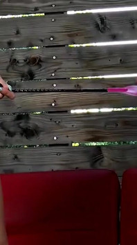 Dominatrix z batem pieprzy mężczyznę na kanapie
