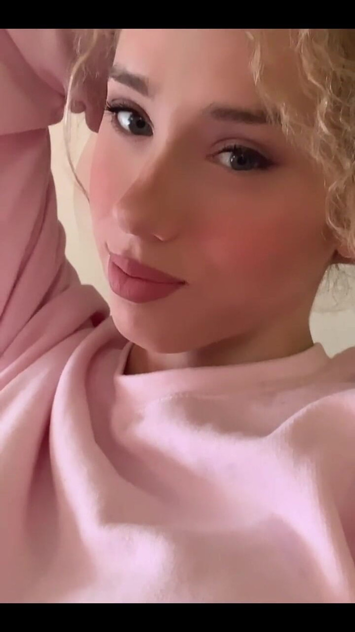 Tia Tizzianni Productions: Me maquillaba. ¿Vendrás abrazos conmigo?