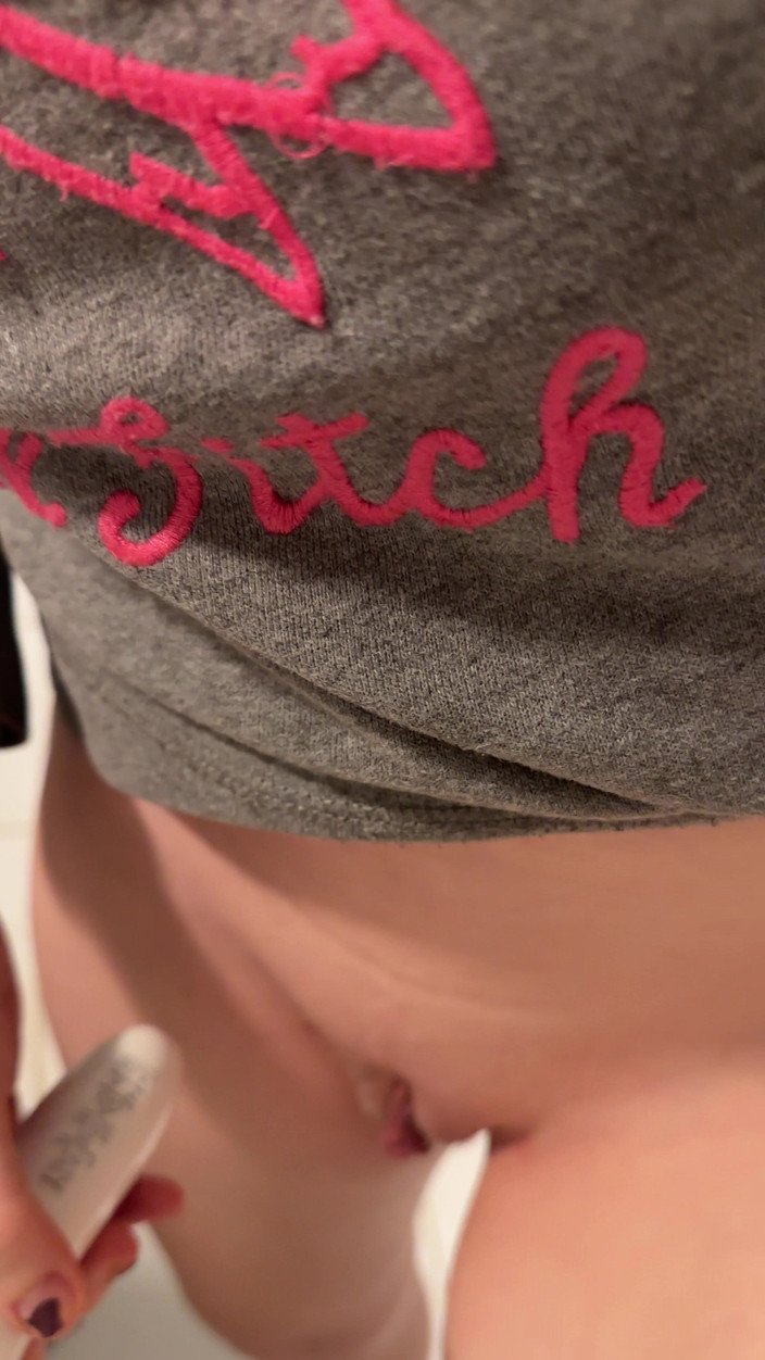 SweetLucy96: उस्तरा मेरी चूत में घुस गया