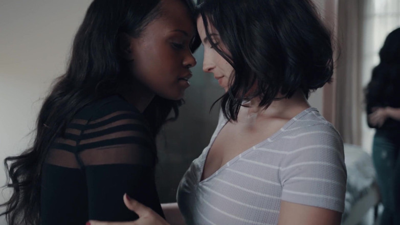 SweetheartVideo: Hermanastras lesbianas - amor de hermanastra