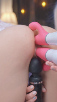 Une chatte lesbienne s’étire avec de gros jouets sur une machine à sexe