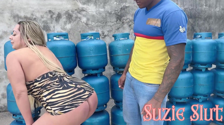 Suzie Hard Anal: La troia di suzie è andata a comprare benzina, con indosso...