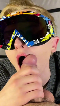 かわいい男が精液を食べる