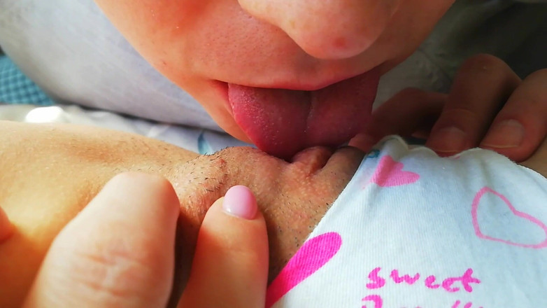 Squirt_orgasm_69: मेरी सौतेली बहन को चूत चटाई के साथ चरमसुख पाने में मदद की