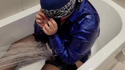 Slutty Ms B: Saténové sploshing