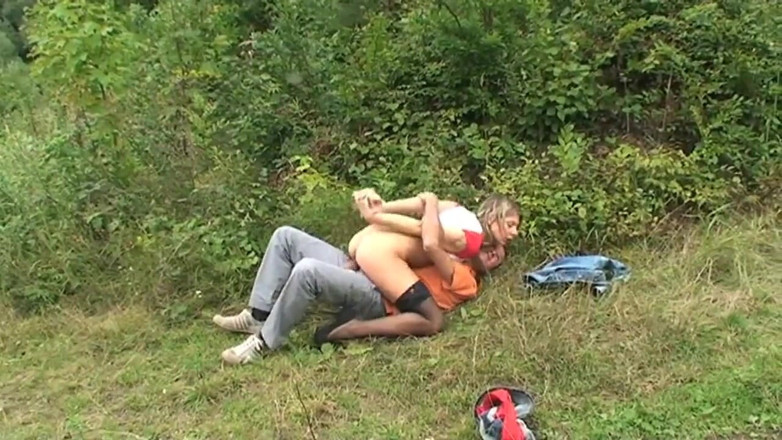 East Public: Ela faz um vídeo pornô no parque com sua amiga