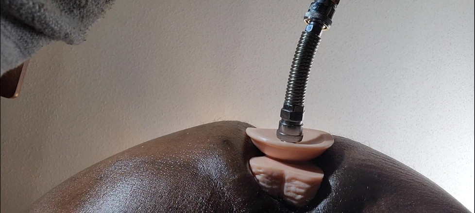 Truestarr: La macchina del sesso mi scopa. Dildo enorme