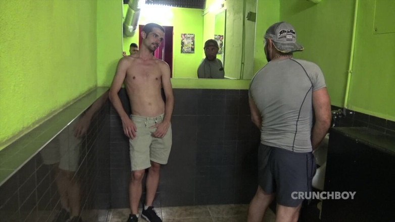 Surprise bareback party with friends: Nando Rey futut fără prezervativ de Jess Royan