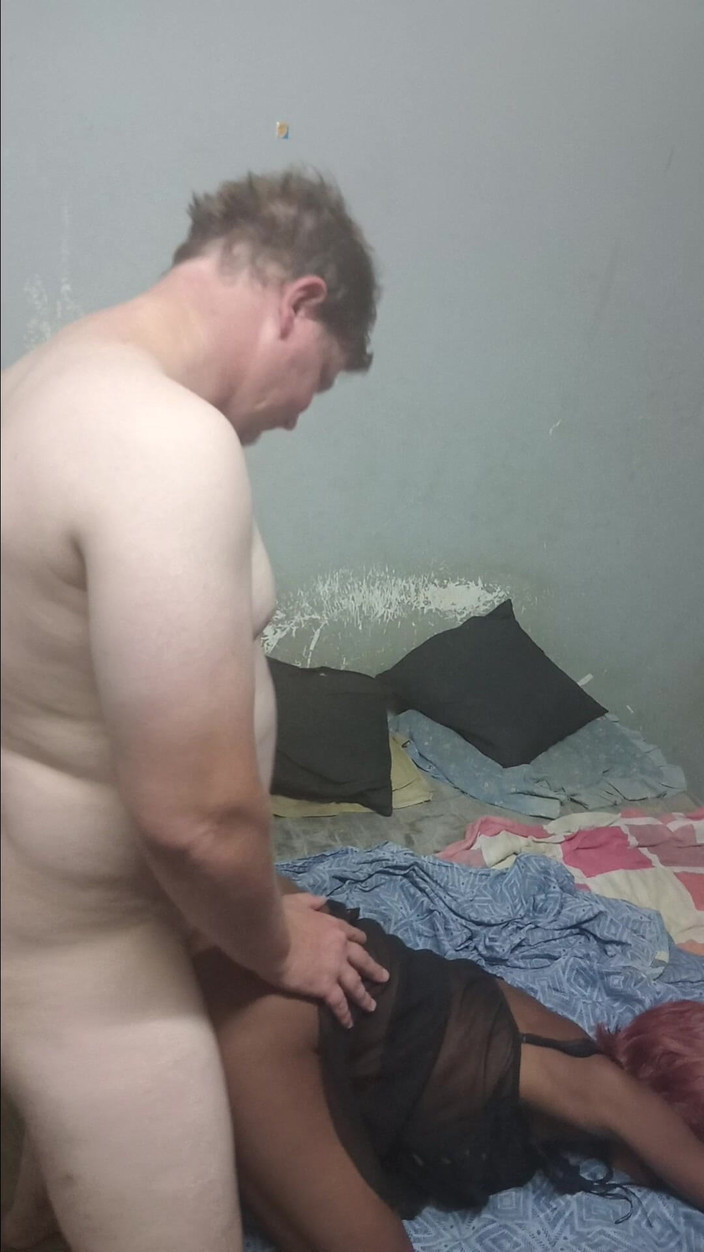 hothouse18xxx: सौतेली बेटी काले पोशाक में अपने सौतेले डैडी के लंड की सवारी करती है और झुकती है और कुत्ते शैली में चुदाई करती है