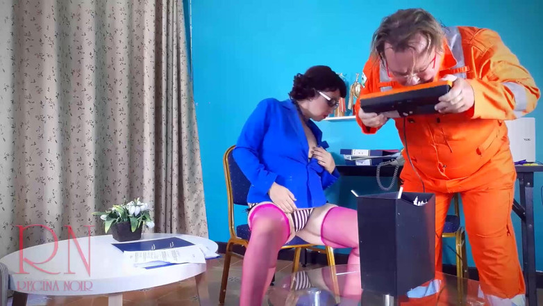 Regina Noir: Videoclip complet cu tăietor de hârtie de la birou