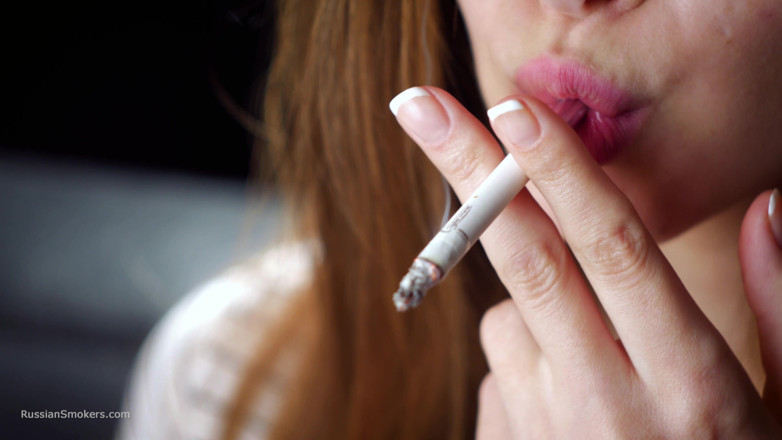 Russian Smokers: Měkká ruská kráska kouří cigarety klidné okamžiky