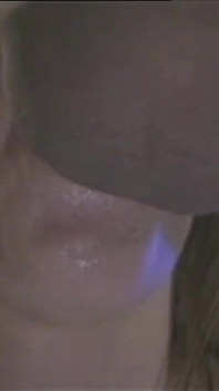 Sexy brunette milf met mooie tieten komt klaar nadat ze is geneukt en in haar kont geneukt