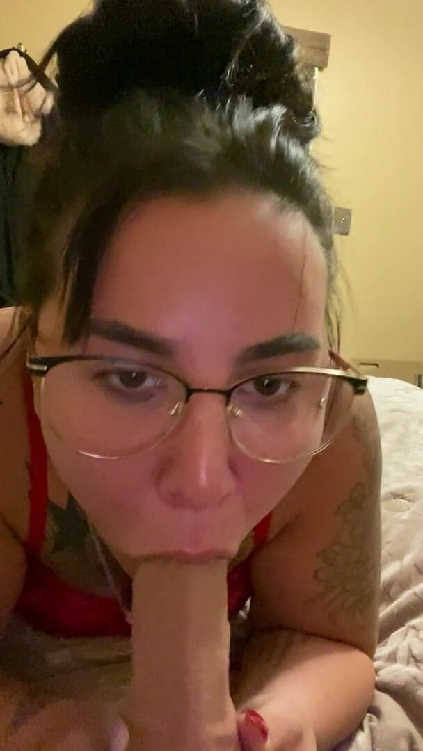 MzKiTTy91: Une femme PAWG suce une grosse bite se termine par...
