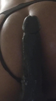 Femboy Si Siede Sul Suo Giocattolo