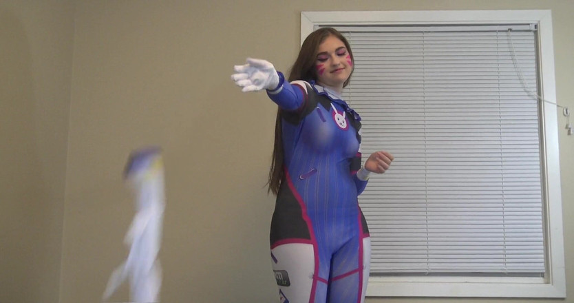 LustfulGeeks: D.va se despir e dedos