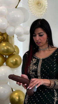 Aaliyah Yasin находит дилдо после вечеринки ид