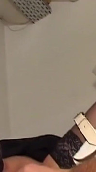 Reife brünette MILF weit fürs spielen gespreizt
