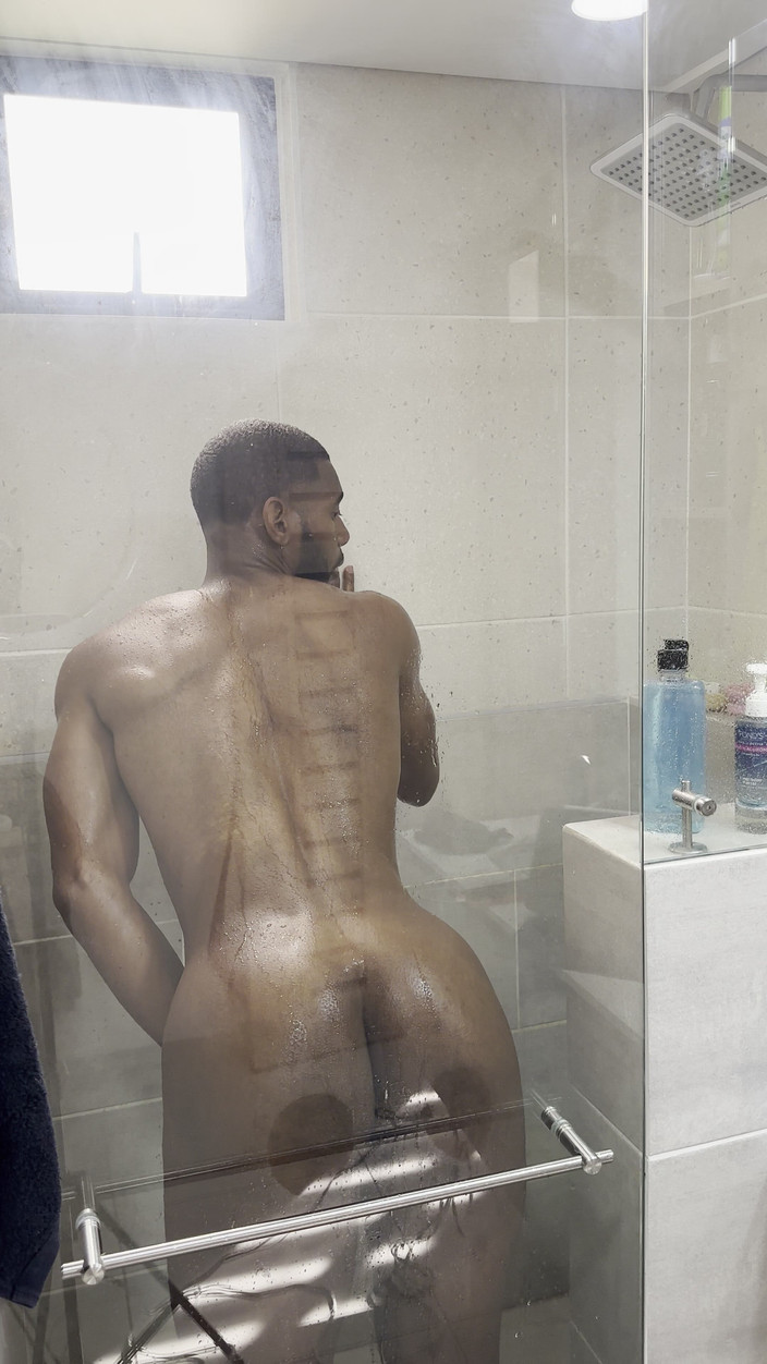 jonhjaguarr: Je suis entré dans la douche avec enthousiasme... Et je...
