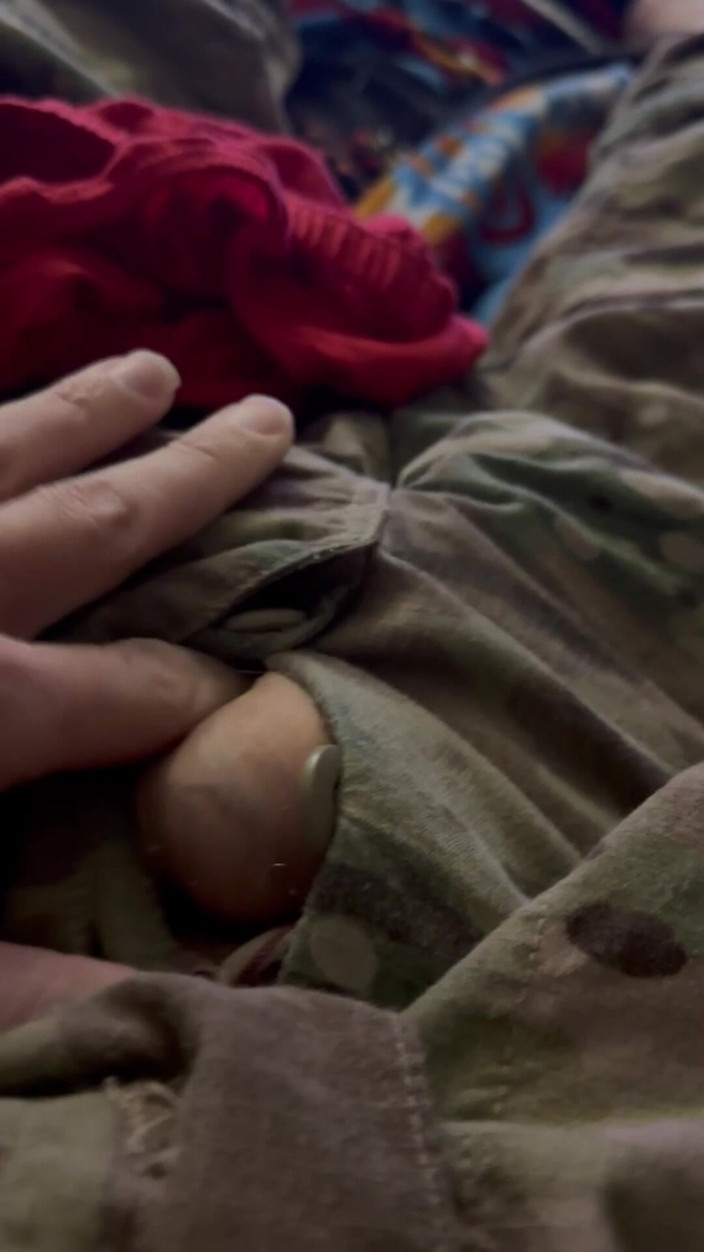 Gay Soldier Stuff: 陸軍兵士がフォロワーのために赤いブリーフに熱い精液を発射する(ビッグショットについては3:20を参照)