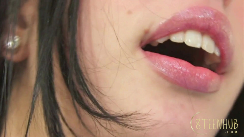 8TeenHub: 8teenhub - dünne brünette mit großen bee gestochenen Lippen, fickt sich...