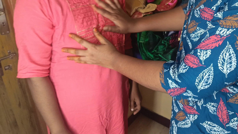 Laxi ammu: Vysokoškolačka lesbička se svou nevlastní sestrou