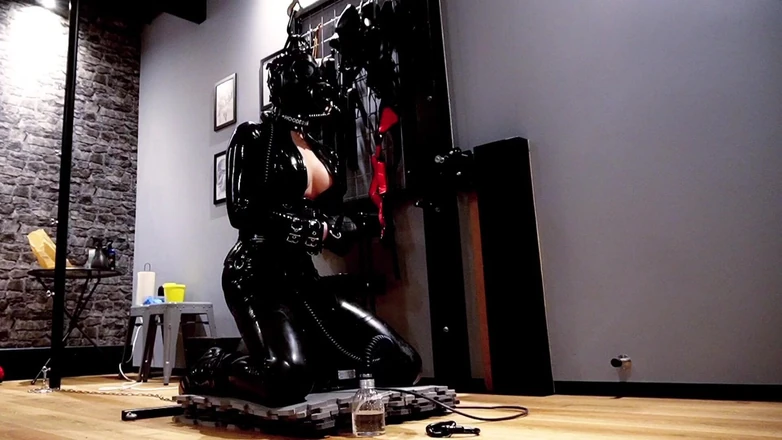 Hooded June: Terikat dengan si Sybian dalam perhambaan diri yang serius