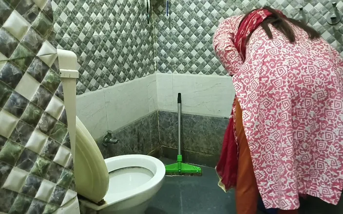 Saarabhabhi6: Indian hot maid fucked by mistress in washroom in hindi...