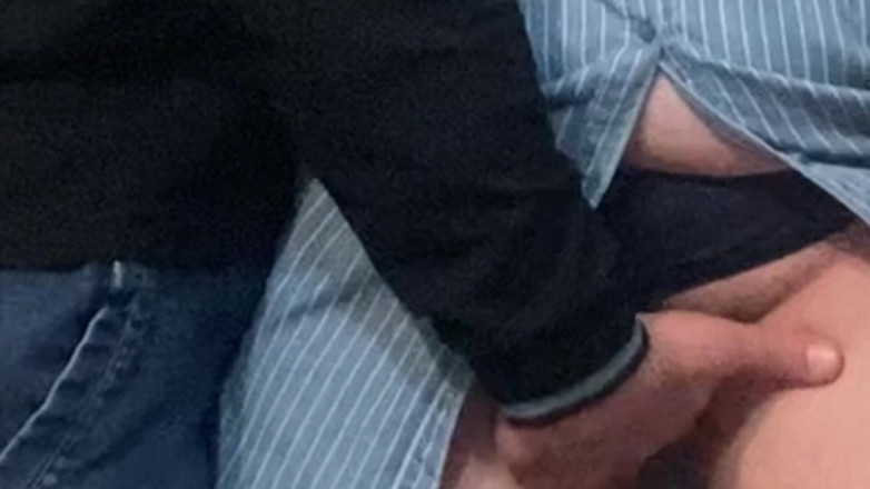 Niki studio: Збочений старий мастурбує пальцями в метро