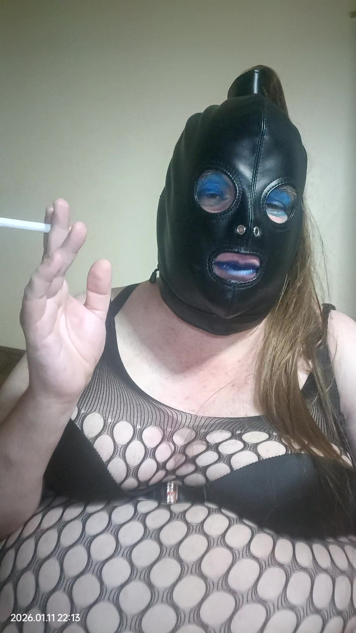 Stephanie-Nicole-TV: Cewek semok tv lagi asik merokok sambil ngomongin rencanaku tahun 2026