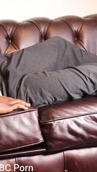 Baise sur le canapé, gémissements intenses, éjaculation