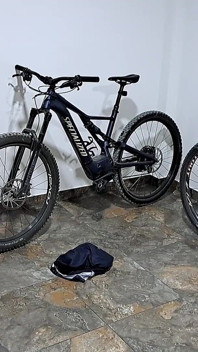 Jag knullar min sexiga granne i mitt garage medan hennes man är borta