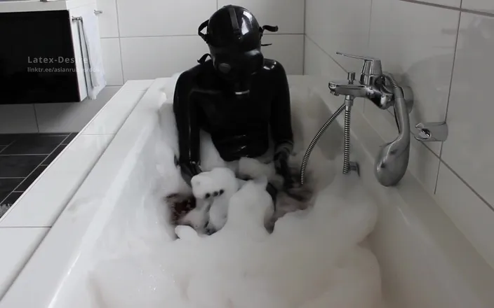 Latex Desire: Relaxation Bath in Heavy Rubber