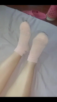 Medi穿着短袜和尾巴展示她的脚
