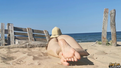 Goddess Lena: Nagi na plaży