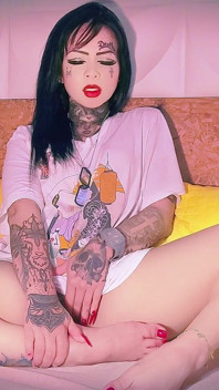 Tatu Gothic Babe Ruffle Blowjob Dan Handjob Tease Dengan Kemasan Tiga Pada Muka
