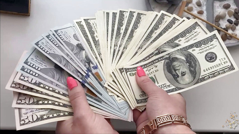 Goddess Misha Goldy: ASMR šukání dolarových bankovek v mých krásných pěstěných rukou a ponížení!