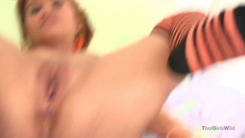 Thai Girls Wild: Bu Asyalı'nın küçük amcığının derinliklerine boşalma