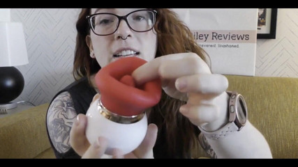 Lily O'Riley: Öpüşme emen vibratörün NSFW incelemesi