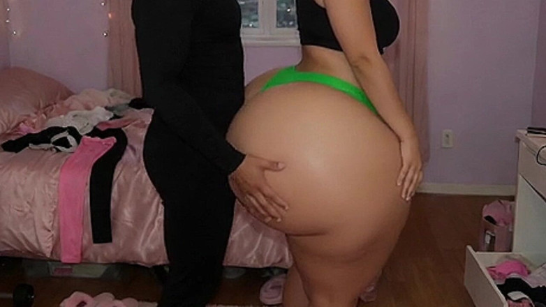 Animate golden: Mädchen mit dickem arsch in engen grünen leggings wird im...