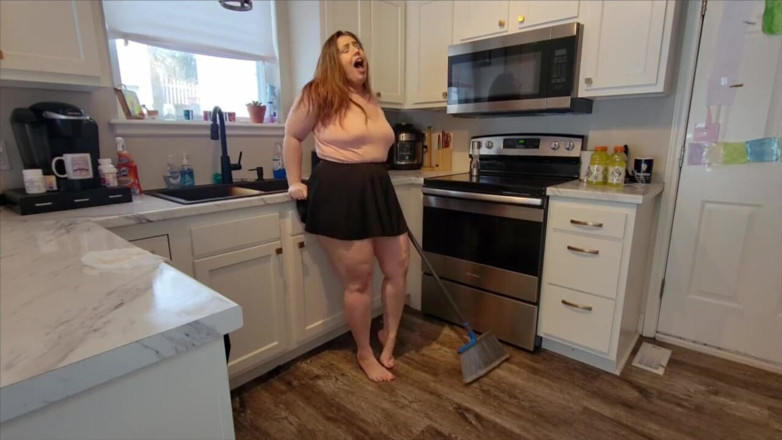 KinkyKatie: Lovense Flexer 바이브레이터를 사용하는 동안 부엌을 청소하는 찐 뚱뚱한 밀프 - 변태 Katie