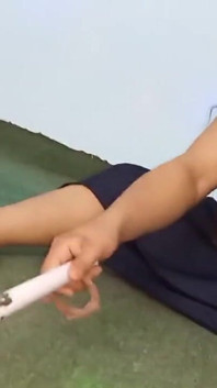 Sexy máma Sara chycena při čištění místnosti při tanci nahá. Domácí video, Velká prsa a Velký zadek, Indická Bhabhi