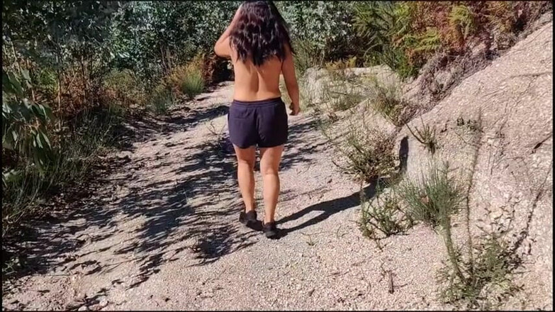 Miss Squirting: chodí nahá v lese