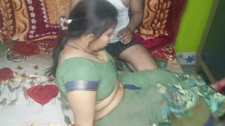 Manjushukla: Kakak ipar india yang cantik lagi mesra-mesraan sama suaminya.