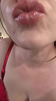 Bimbo bacio grandi tettona labbra