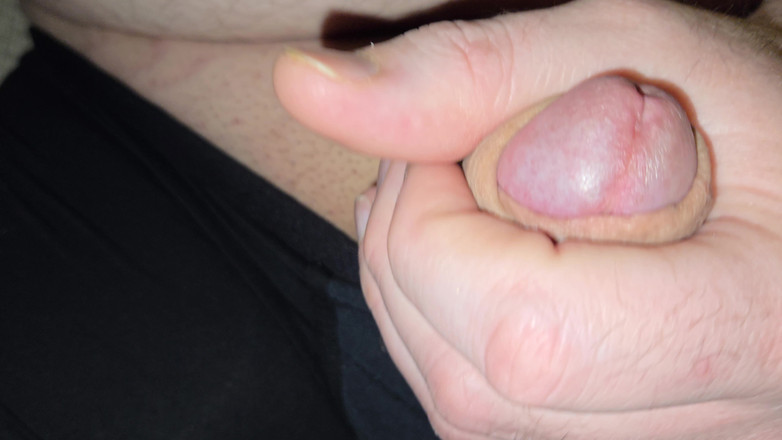 AssPlayLove: Une bite habillée se fait caresser