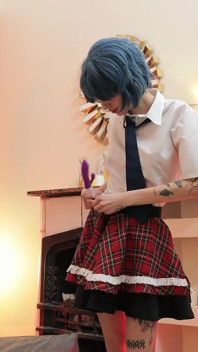 Blauhaarige mädchen sasha paige liebt es, ihre enge kleine muschi zu ficken