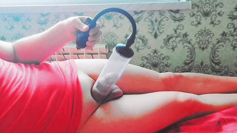 Kitty_Cross: Waria seksi dengan pantat bahenol lagi asik ngentot pantat bahenolnya