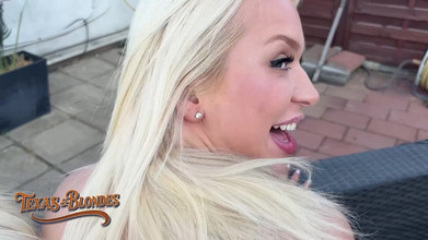 Texas and blondes: 熱心なスラット、グレタ・フォスとヴェラ・ジャーウがミスター・テキサスに犯される素晴らしい3Pで