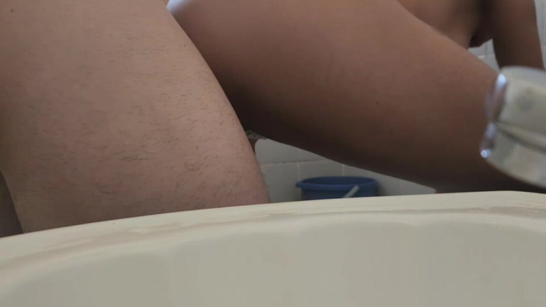 Osbig: Sex mit brünetter stiefschwester mit dickem arsch im badezimmer
