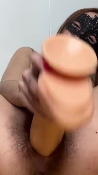 Nadržená žena v domácnosti chamtivě jezdí na robertku